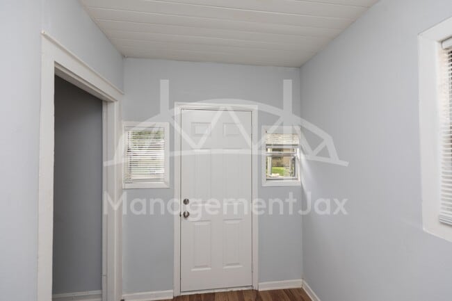 Photo - 2325 Westbrook Cir N