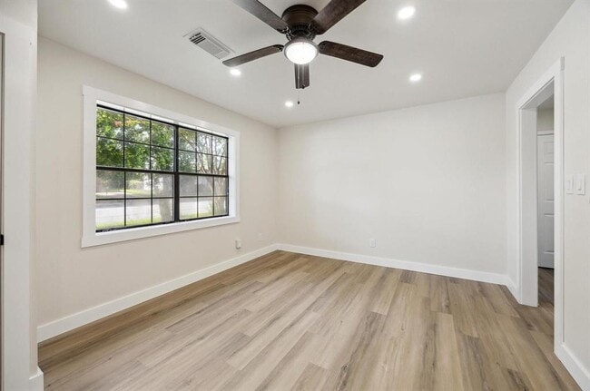 Photo - 1201 E Alamo St