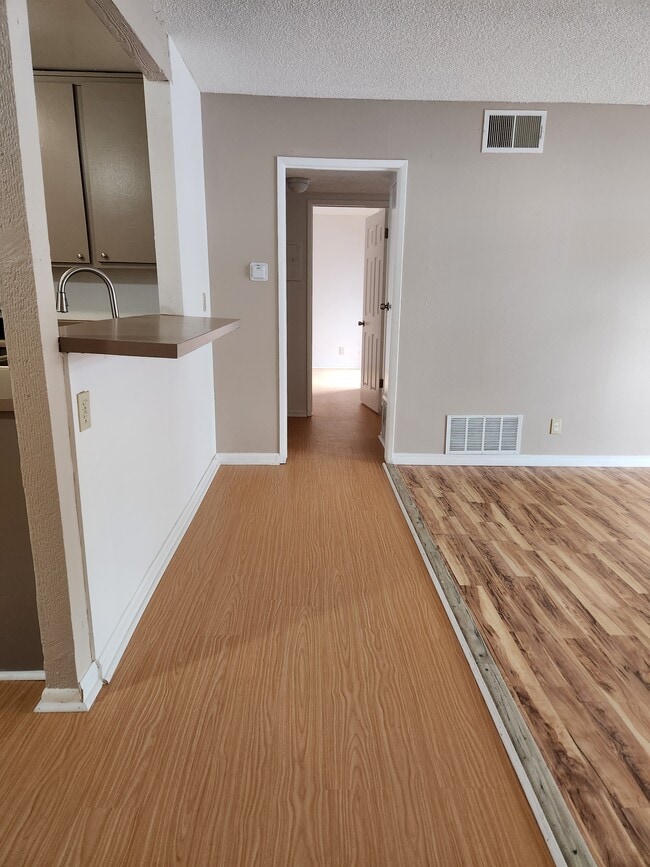 Family Rm to Hall - 1300 Saratoga Ave Unidad 704