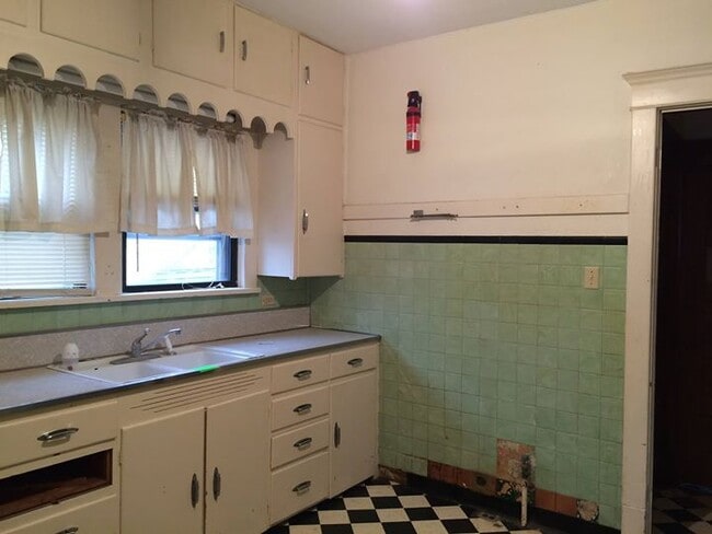 Photo - 618 W 1st St