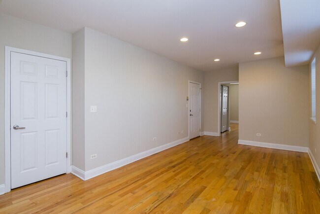 Photo - 6501 N Claremont Ave Unidad 2