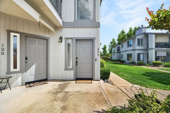 Photo - 2 Bedroom Condo for Rent in Redding CA | Pool, Spa, Fireplace, Balcony