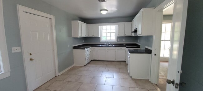Photo - Beautiful 3 bedroom/1 bath Cottage with La...
