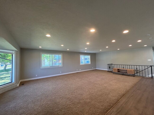 Photo - 5 Bedroom 3.5 Bathroom in Orem!
