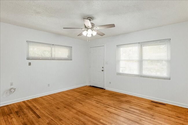 2004 Crabapple Dr