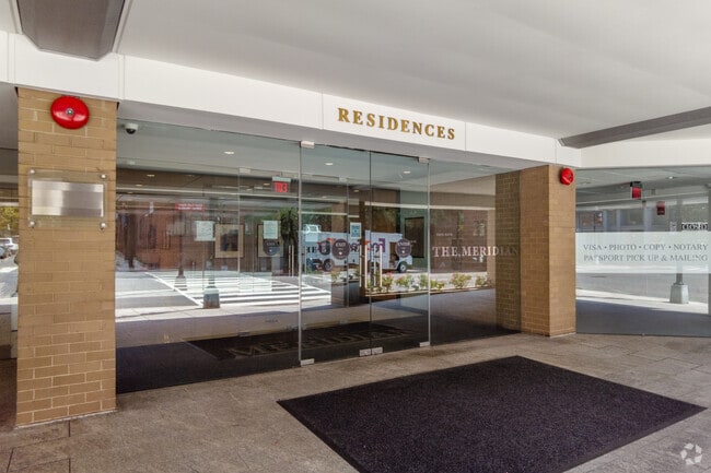 Entrada - 2201 Wisconsin