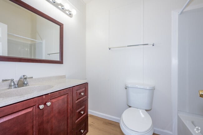 2BR, 2BA - 924SF - Primary Bathroom