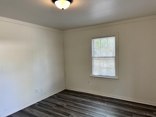 Photo - 834 Brinker St