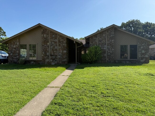Building Photo - 3 Bed 2 Bath Duplex with 2 Car Garage. Gas Heat & Hot Water.