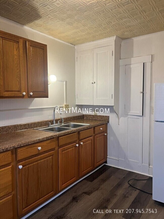 Building Photo - 591 Main St Unit 11