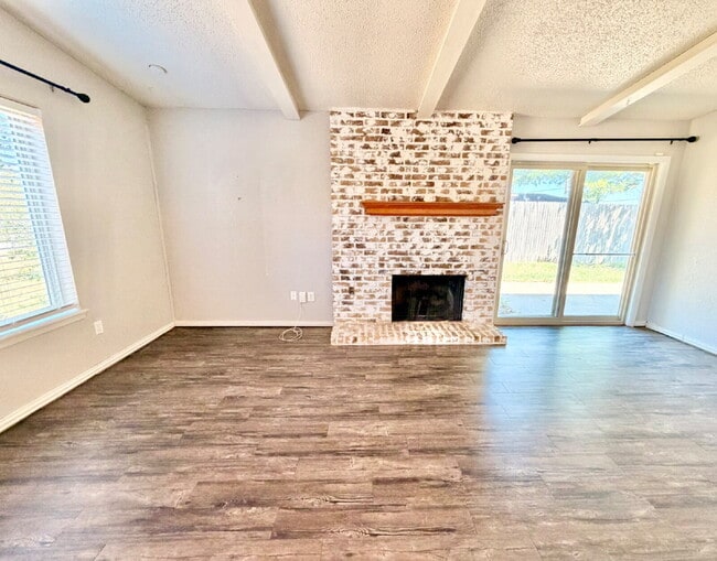 Building Photo - "Charming 3-Bedroom Home with 2 Full Baths in Lubbock's Heart – 1277 Sq Ft of Comfort Await!"