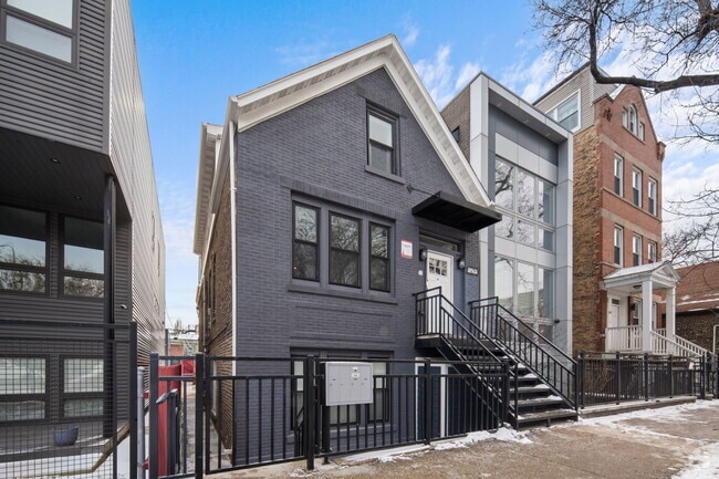 Building Photo - 1851 W Dickens Ave Unit 2R Rental