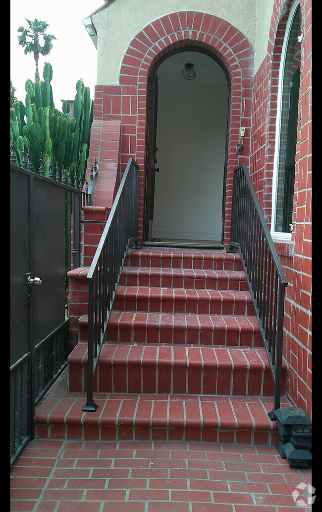 Building Photo - 5039 Franklin Ave Rental