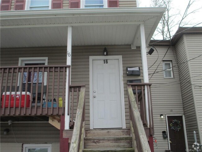 Building Photo - 16 Jefferson St Unit #3 top floor Rental