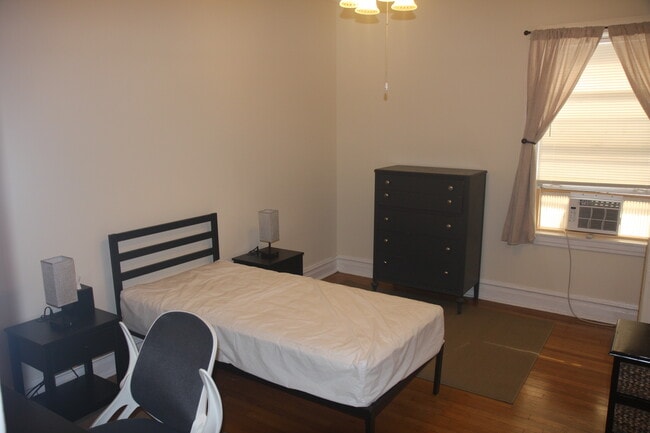 Large front master bedroom - 1417 W Rosemont Ave Unit 1W