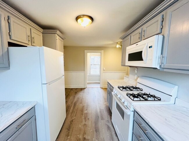 Photo - NEWLY RENOVATED 4-BED PENTHOUSE UNIT WITH EASY ACCESS TO HIGHWAY AND PUBLIC TRANSPORTATION!