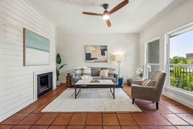 Building Photo - 3903 Seiders Ave Unit 202