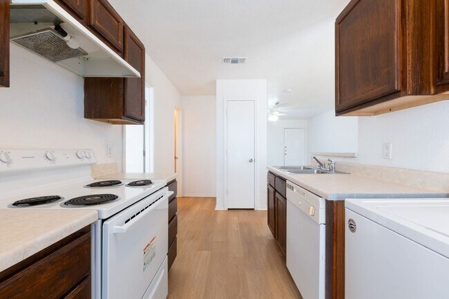 Photo - HUD / SECTION 8 ACCEPTED - RENT REDUCTION & RENT SPECIAL Unidad 5904 Greengate Drive -  D