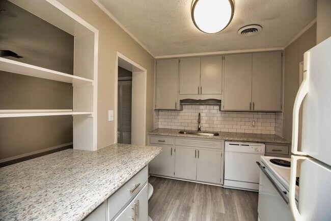 Photo - ** 3 bed 2 bath located in Forrest Hills ** Call 334-366-9198 to schedule a self showing