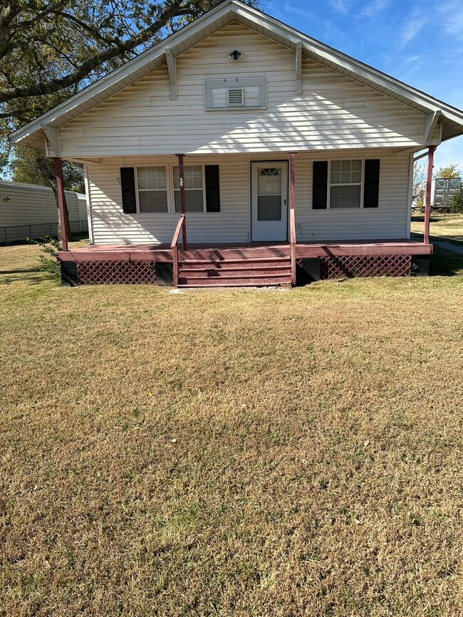 Nice 2 or 3 bedroom with covered front porch. - Nice 2 or 3 bedroom with covered front porch. House