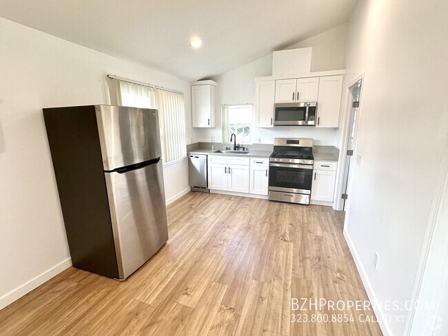 Building Photo - Light-Filled Renovated 2Bed 1Bath In Prime... Unit 1277 1/2 Rental