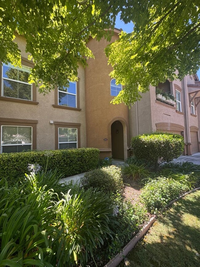 Building Photo - 2 bedroom | 2 bathroom | Upstairs loft | L... Unit 814