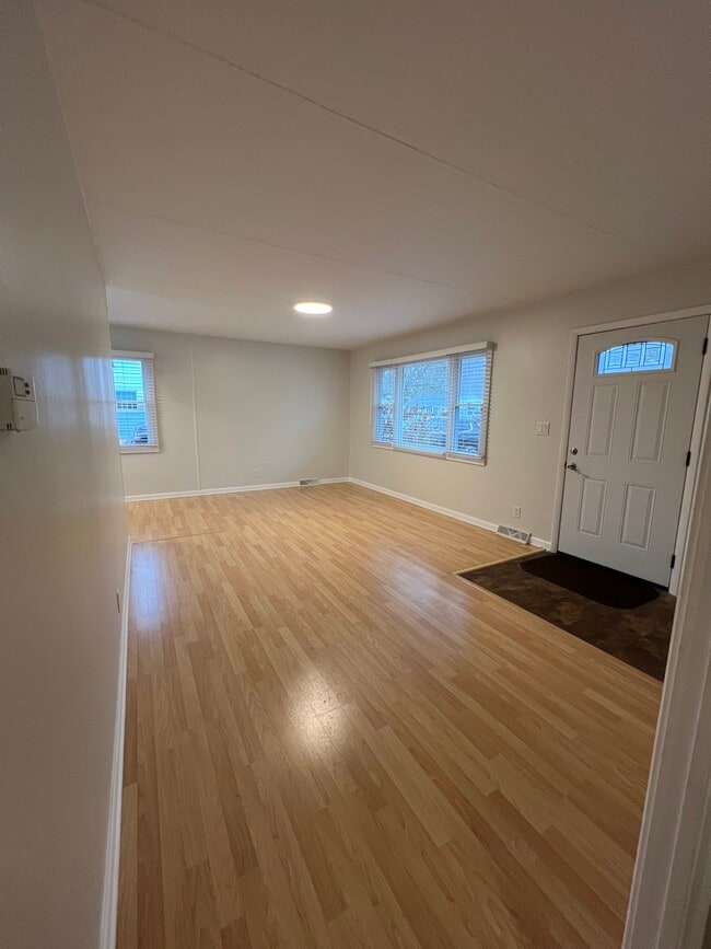 Photo - 103 Renwick Ln