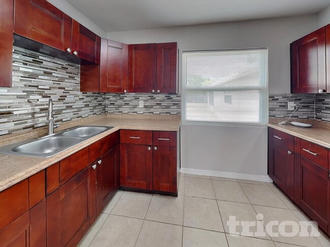 Photo - 1707 W Hanlon St