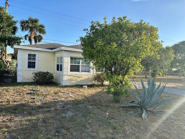 Photo - 221 W 27th St