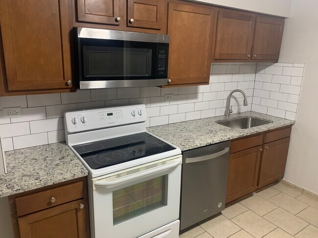 Building Photo - 1703 W Victoria Dr Rental