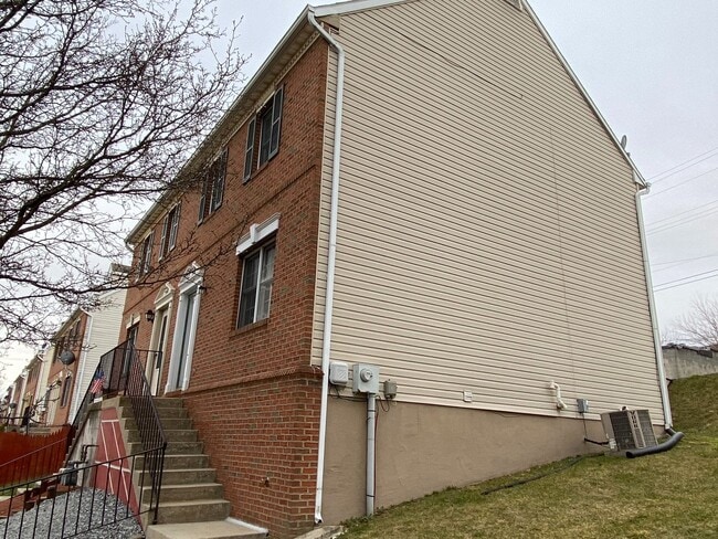 Photo - 819 Donnelly St