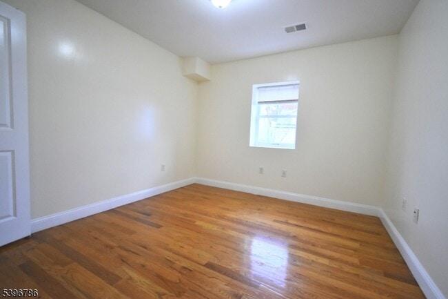 Photo - 232 Shephard Ave Apartamento Unidad B8