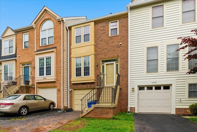 Building Photo - Welcome home to this beautifully updated and move-in-ready 3-bedroom, 3.5-bath townhouse
