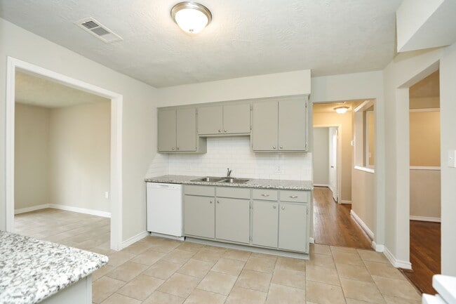 Photo - 718 Champs St