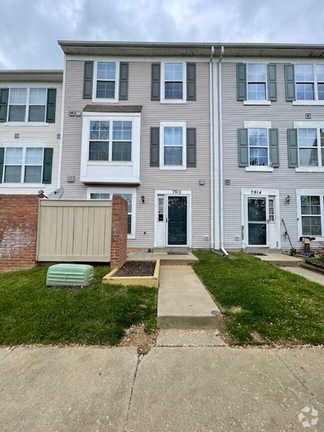 Building Photo - LOVELY 3 LEVEL TOWNHOME