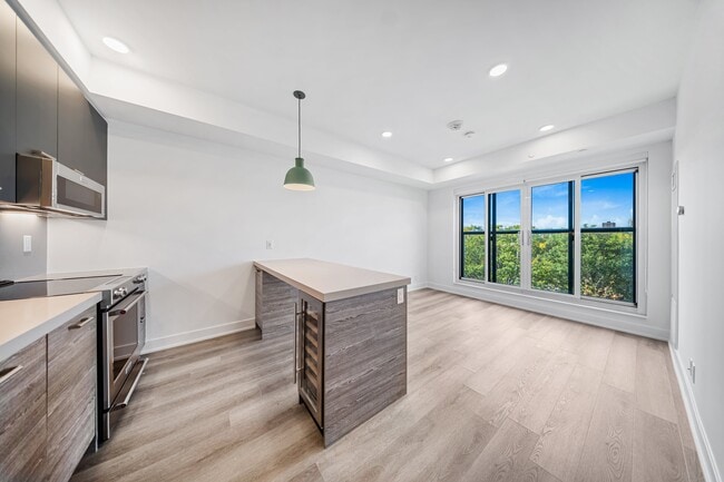 Photo - 484 Spadina Ave.