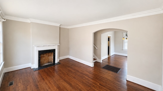 Building Photo - 2 Story Cloverdale Historic Duplex Unit 2037
