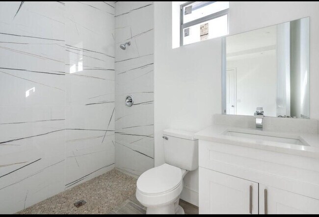 Photo - 195 Rotonda Blvd W
