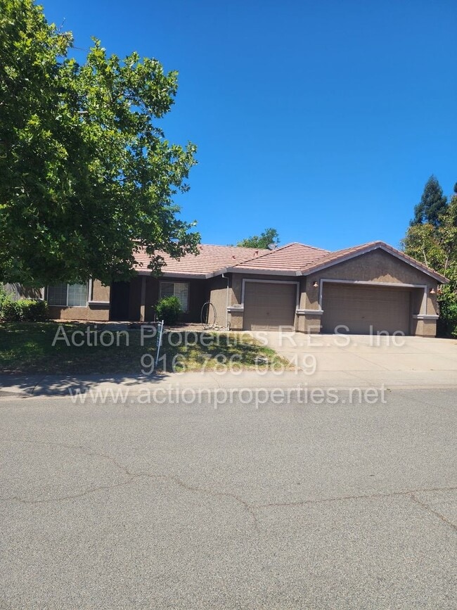 Photo - West Roseville 3 bedroom 2 bathroom 1406 sqft Three Car Garage Walking to Wood Creek High