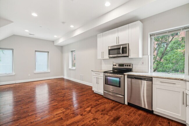 Building Photo - 2228 Summer St Unit 3 Rental