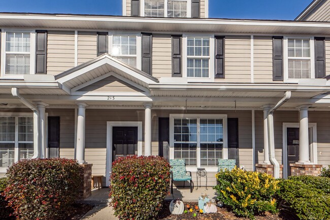 3 Bedroom 3.5 Bath Townhome in Central Com... - 3 Bedroom 3.5 Bath Townhome in Central Com...