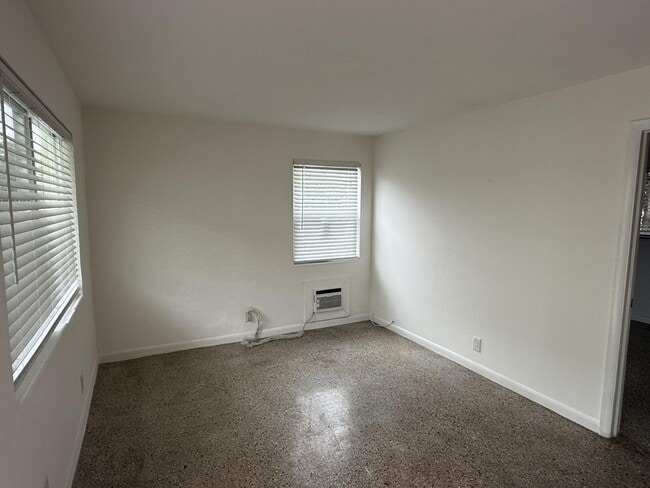 Building Photo - 1118 N H St Unit 4