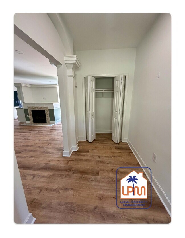 Spacious 3-Bed Retreat with Granite Kitchen & Cozy Fireplace