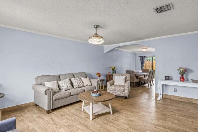 Photo - 901 Riverside Dr