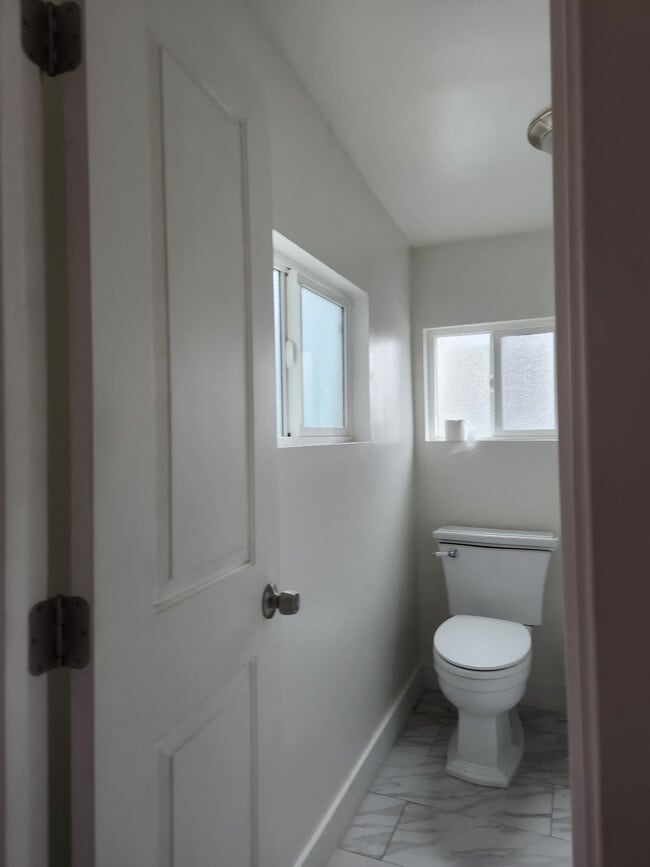 Building Photo - 1012 E Adams Blvd Unit 2