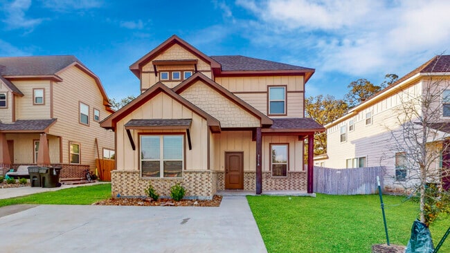 Building Photo - 311 Fairway Dr