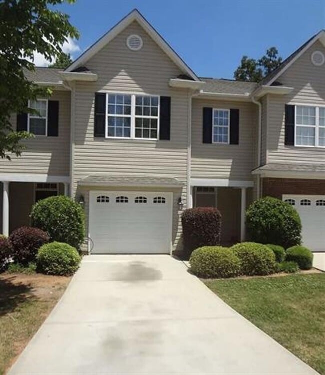 Building Photo - Spacious 3/2.5 Located Near Downtown Greenville!