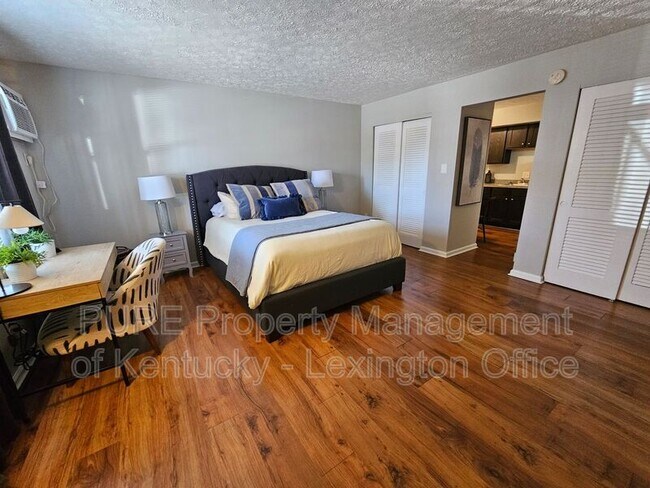 Photo - 256 Lyndhurst Pl