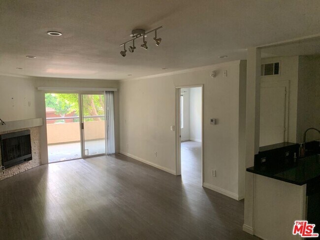 Photo - 5530 Owensmouth Ave Unidad 108