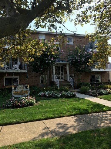 beautiful manicured secure bld - 300 7th Ave Unit 4